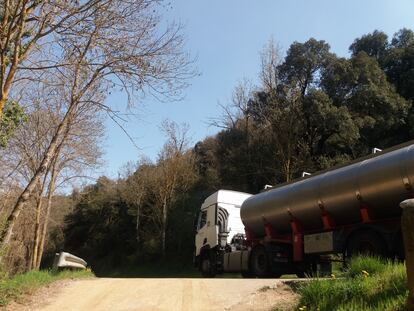 Un camión cisterna de licuados negocia la famosa Curva de las gallinas en la carretera de Viladrau.