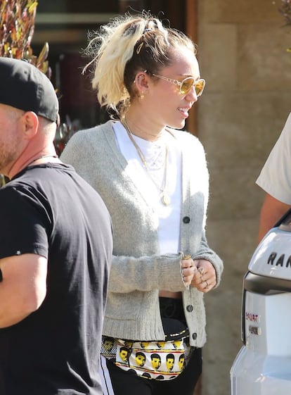 La cantante Miley Cyrus decidió rendir un pequeño homenaje a un colega de profesión con su riñonera: el rostro de Drake estaba estampado en ella.
