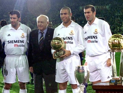 Figo, Alfredo Di Stéfano y Zidane posan con Ronaldo, ganador del Balón de Oro en 2002, junto a la Copa Intercontinental y la Supercopa de Europa conseguida por el Real Madrid.