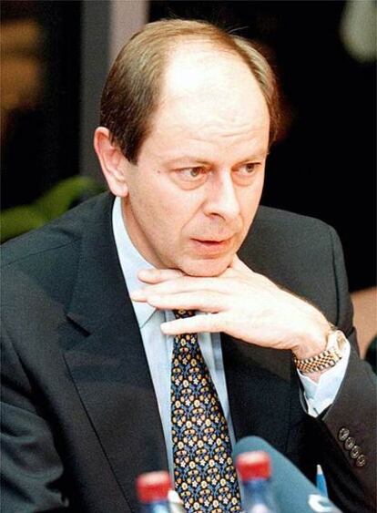 Los rusos han propuesto un candidato alternativo al francés Dominique Strass-Kahn para encabezar el FMI, el checo Josef Tosovsky, en una imagen de su etapa como primer ministro checo en 1997.