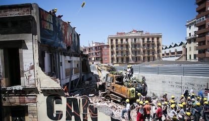 Centeneres de vecinos junto a la casa okupada de Sants Can Vies.