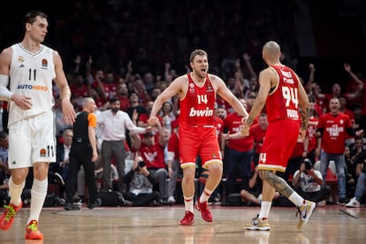 Vezenkov y Fournier celebran una canasta ante Hezonja.