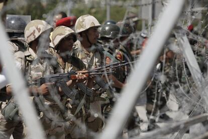 Soldados egipcios protegen la sede de la Guardia Republicana en El Cairo durante la protesta de los simpatizantes de los Hermanos Musulmanes, 5 de junio de 2013. Fuentes militares negaron a Efe la muerte de una persona en los disturbios frente a la sede de la Guardia Republicana en El Cairo, frente a lo que habían señalado previamente fuentes de seguridad.