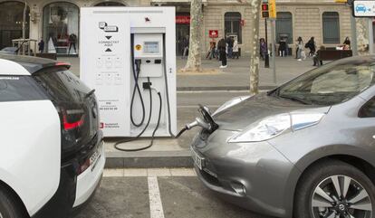 Un cotxe elèctric carrega bateries a Barcelona.