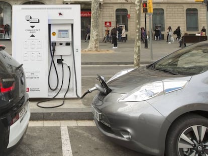 Un cotxe elèctric carrega bateries a Barcelona.
