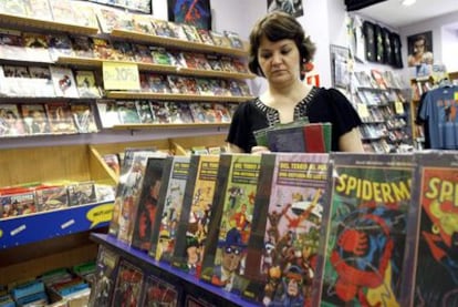 La dueña de la tienda de cómic Crisis, que cerrará sus puertas tras 23 años por la actual coyuntura económica.