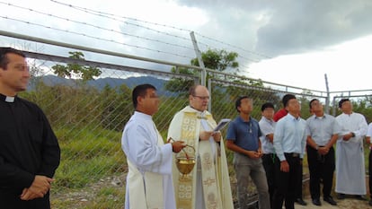 El sacerdote Pedro Francisco Rodríguez Ramos, condenado por abusos en Toledo (tercero por la izquierda), en una de sus estancias en Moyobamba, Perú, en 2020, mientras el caso era investigado por los tribunales.