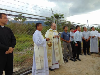 El sacerdote Pedro Francisco Rodríguez Ramos, condenado por abusos en Toledo (tercero por la izquierda), en una de sus estancias en Moyobamba, Perú, en 2020, más de tres años después de la denuncia y mientras el caso era investigado por los tribunales.