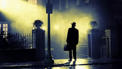 Max Von Sydow llega a la casa donde transcurre la acción de 'El exorcista'.