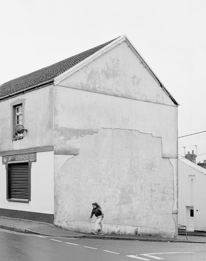 Imagen sin título perteneciente al fotolibro 'Ta-ra', publicado por Ediciones Anómalas y el Consell de Mallorca, obra del fotógrafo hispanoargentino Sebastián Bruno. El autor vivió a lo largo de nueve años en el sur de Gales, donde retrató la cotidianidad de las clases trabajadoras con la mirada aséptica de un extranjero.  