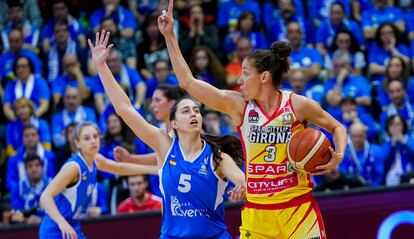 Laia Palau ante Maite Cazorla, en la final de la Copa de la Reina