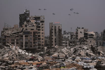 Lanzamiento de ayuda sobre Ciudad de Gaza, este lunes. 