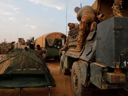 Soldados franceses se preparan para dejar la base de Gossi, en Malí, al Ejército de este país africano, el pasado abril.
