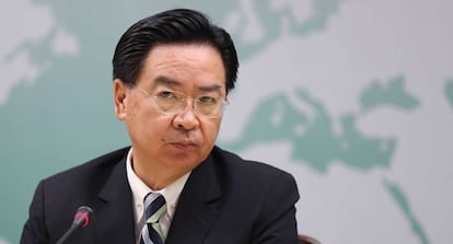 El ministro de Exteriores de Taiwán, Joseph Wu, en una conferencia de prensa en la que habló de la decisión de Kiribati de cortar relaciones, este viernes en Taipei.