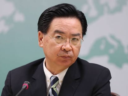 El ministro de Exteriores de Taiwán, Joseph Wu, en una conferencia de prensa en la que habló de la decisión de Kiribati de cortar relaciones, este viernes en Taipei.
