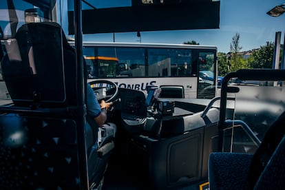 Un conductor dentro de un autobús en Santiago de Compostela el lunes 14 de julio.