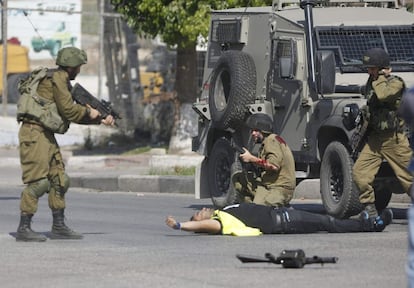 En plena escalada de la violencia, un centenar de jvenes han atacado con ccteles molotov el recinto donde segn la tradicin hebrea reposan los restos del patriarca bblico. El secretario general de la ONU, Ban Ki-moon, ha condenado el ataque en una sesin urgente del Consejo de Seguridad sobre el conflicto en Oriente Prximo.