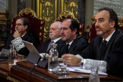 El presidente del tribunal y ponente de la sentencia, Manuel Marchena (derecha), junto a los magistrados, Andrés Palomo, Luciano Varela y Andrés Martínez Arrieta.
