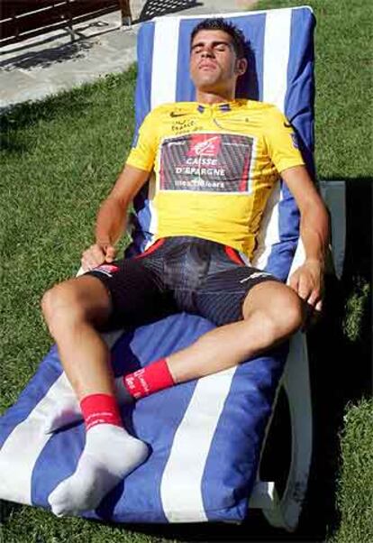 Óscar Pereiro, el líder del Tour, se relaja en una tumbona, ayer en Embrun, en la concentración del Caisse d&#39;Épargne-Illes Balears.