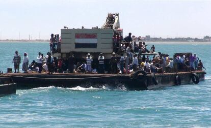 Yemeníes huyen de la guerra en barco desde el puerto de Adén (Yemen), en mayo de 2015.