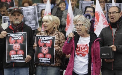 La activista de Stop Desahucios, Rosa García, durante una protesta.