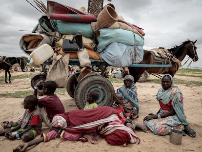 Una familia de desplazados sudaneses en Adre, en la frontera entre Sudán y Chad, en julio de 2023.