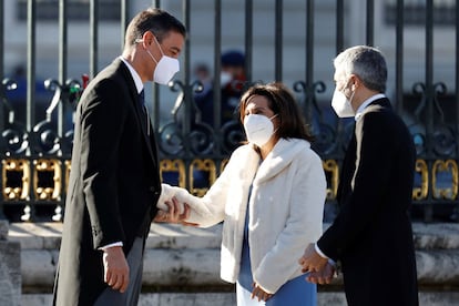 El presidente del Gobierno, Pedro Snchez (izquierda) saluda a la ministra de Defensa, Margarita Robles, en presencia del responsable de Interior, Fernando Grande-Marlaska, a su llegada a la tradicional ceremonia de la Pascua Militar celebrada en el Palacio Real, este jueves.