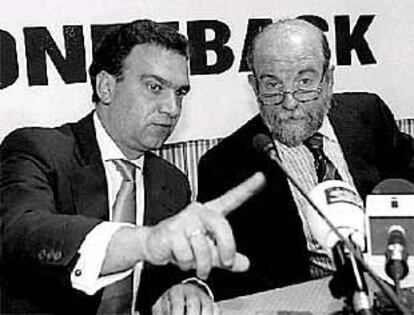 José Guillermo Zubia, secretario de Confebask (derecha), ayer, junto a Eduardo Arechaga.