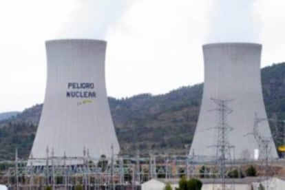 Els activistes de Greenpeace van pintar el 2011 un lema contra les nuclears en una de les torres de refrigeració de Cofrents.