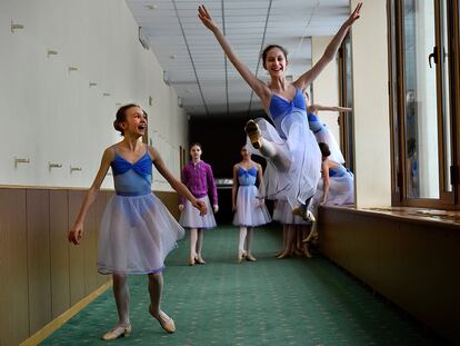 Estudantes de dança antes de entrar na sala em uma academia em Moscou (Rússia), em 3 de março de 2016.