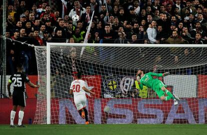 De Gea detiene un cabezazo de Muriel.