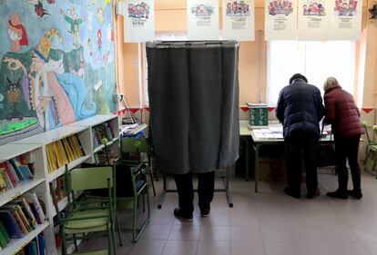 Votación en el colegio La Navata, en la localidad madrileña de Galapagar.