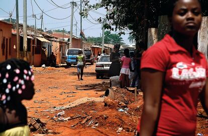 Casas en la Rua da Ambaca, zona sin asfaltar, habitual en el centro de la capital.