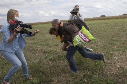 Petra Laszlo (izquierda), cámara de un canal de televisión húngara, zancadilleó a un inmigrante que llevaba en brazos a su hijo y que trataba de huir de la policía en Hungría el pasado 8 de septiembre. Fue despedida de su trabajo. | <a href=http://verne.elpais.com/verne/2015/09/08/articulo/1441733966_291245.html target=”blank”>IR A LA NOTICIA</a>