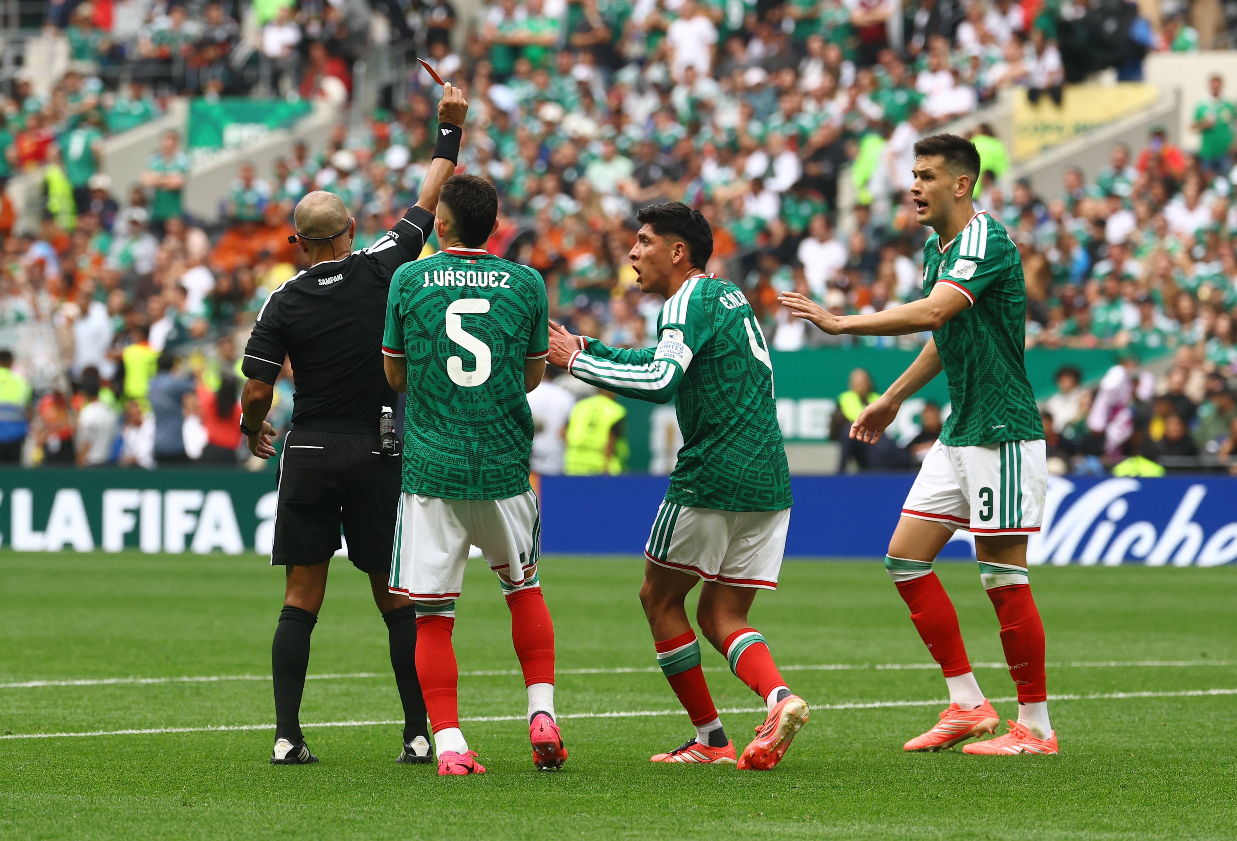 La selección mexicana mueve la pizarra en la defensa para resanar la grieta que dejó César Montes