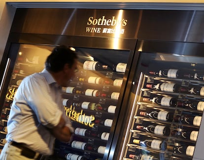 Expositor de vinos se Sotheby's en Hong Kong.