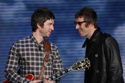 Liam y Noel Gallagher después de un concierto en Milán, en 2009.