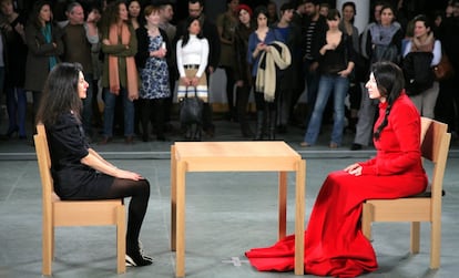 Marina Abramovic, a la derecha, en una célebre actuación de la muestra que le dedicó el MoMA y en la que la artista se sentaba inmóvil ante los visitantes del museo, que se turnaban para sostenerle la mirada. Lo hizo durante tres meses y las imágenes dieron la vuelta al mundo.