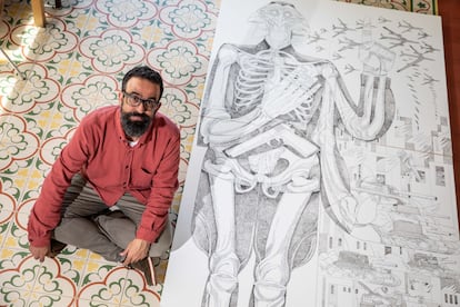 El ilustrador e historietista Sergio García junto a su obra 'Guerra', inspirada en el 'Guernica' y que se expone en el Museo Picasso de París.