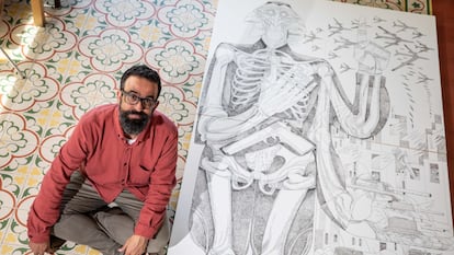 El ilustrador e historietista Sergio García junto a su obra 'Guerra', inspirada en el 'Guernica' y que se expone en el Museo Picasso de París.