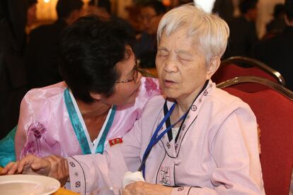 La surcoreana Lee Geum-Yeon (derecha), de 87 años, se reúne con su familia norcoreana durante una reunión familiar en el complejo Mount Kumgang. 