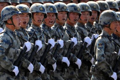 Soldados del Ejército chino marchan en Tiananmen durante el desfile del 60º aniversario de China, en octubre de 2009.