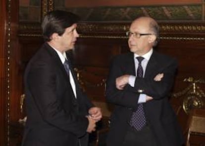 Fotografía facilitada por el ministerio de Hacienda de su responsable, Cristóbal Montoro, conversando con el secretario de Estado de Hacienda, Miguel Ferre. EFE/Archivo