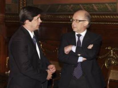 Fotografía facilitada por el ministerio de Hacienda de su responsable, Cristóbal Montoro, conversando con el secretario de Estado de Hacienda, Miguel Ferre. EFE/Archivo