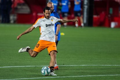 Dani Parejo calienta antes de un partido del Valencia.