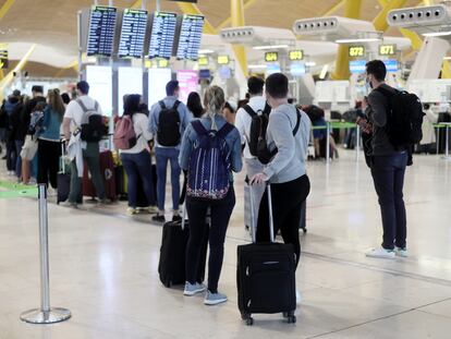 Varios pasajeros en la terminal T4 del Aeropuerto Adolfo Suárez Barajas de Madrid.