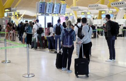 Varios pasajeros en la terminal T4 del Aeropuerto Adolfo Suárez Barajas de Madrid.