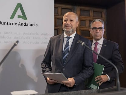 Los consejeros andaluces de Educación, Javier Imbroda, y de Presidencia, Elías Bendodo.