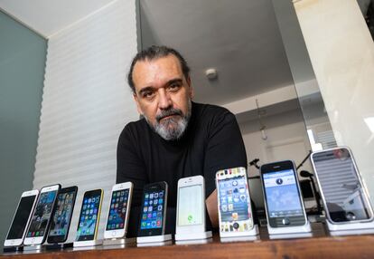 David Arraez posa con su parte de su colección de móviles iPhone en su casa de Sant Jordi (Mallorca).