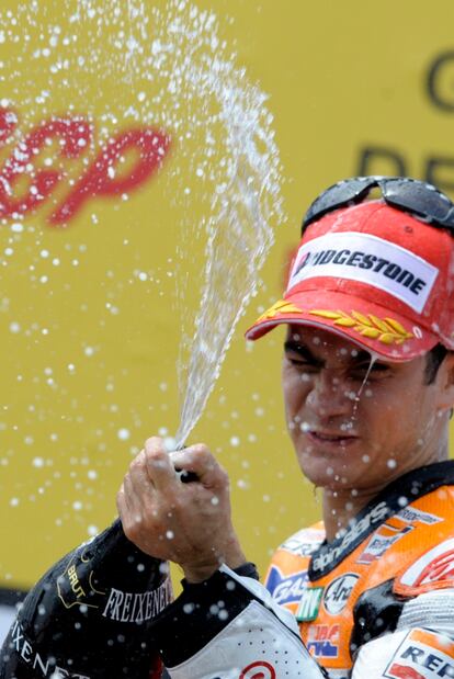 Pedrosa celebra en el podio su victoria.